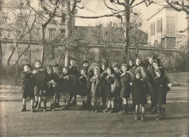 Leurs parents ayant été arrêtés, des enfants sont regroupés dans des maisons d’accueil ouvertes par des organisations juives. Face à la menace des rafles, ces organisations décident de faire sortir les enfants afin de les disperser clandestinement dans des familles d’accueil. Cette photo montre l’évacuation de l’orphelinat de La Varenne par le Comité Amelot, en mars 1943.