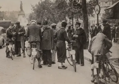 Du 20 au 25 août 1941, plus de 4 000 hommes juifs sont arrêtés à Paris et emprisonnés à Drancy, principal lieu d’internement des Juifs de France avant leur déportation dans les camps nazis, en particulier à Auschwitz-Birkenau. Photo prise place de la République, 20 août 1941.