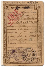 À partir du 22 octobre 1940 en zone Nord et du 11 décembre 1942 en zone Sud, les Juifs doivent se présenter au commissariat pour faire apposer la mention « Juif » sur leurs papiers officiels.