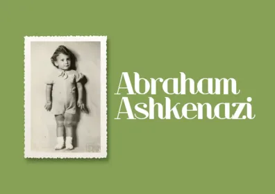 « Je m’appelle Abraham. Je suis né le 5 juillet 1939 à Salonique, au nord de la Grèce. Ma mère s’appelait Hana. Mon père, Jacob Ashkenazi, travaillait dans la tannerie de mon grand-père. Salonique a été bombardée en novembre 1940 par l’armée italienne, alliée de l’Allemagne. Les Juifs grecs étaient mal vus des Grecs non-juifs.… » Abraham Ashkenazi à deux ans. Salonique, Grèce, 1941.
