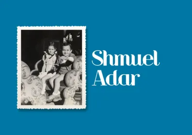 « Je m’appelle Shmuel Adar. Je suis né Samuel Fried à Budapest, en Hongrie, le 30 novembre 1937. C’est là que j’ai passé les premières années de ma vie avec ma mère, Esther Singer. […] Je suis allé au jardin d’enfants quelque temps puis la guerre a éclaté en 1939. Au début, notre vie n’a pas changé.… » Shmuel Adar à 5 ans, sur un manège. Budapest, Hongrie, 1943