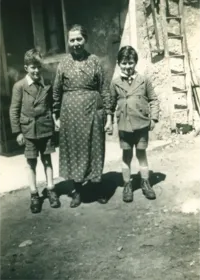 Avant la guerre, Jean-Pierre et Bernard Eizikman vivent une enfance heureuse à Paris. Ils habitent rue Bouret, dans le 19e arrondissement et vont à l’école élémentaire rue Armand Carrel. Jean-Pierre et Bernard ont 9 et 11 ans lorsqu’une agricultrice, Alexandrine Gaudin, son époux Joseph, leur fils Georges et leur belle-fille Odette les accueillent et les cachent à Sainte-Reine-en-Bauges (Savoie) en 1943. Pour honorer leur courage, les quatre membres de la famille Gaudin ont reçu le titre de Justes parmi les Nations en 1998.