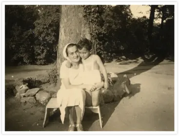 Shmuel avec sa mère, infirmière à l’hôpital juif de Budapest. Budapest, Hongrie, 1941