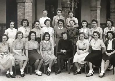 Sur la photo de classe au lycée Molière (Paris 16e), Françoise Hirsch porte l’étoile jaune imposée aux Juifs à partir du 6 juin 1942. Elle se souvient : « Le premier jour, avec cette “décoration”, retourner au lycée ou simplement dans la rue, cela m’a été très difficile. »