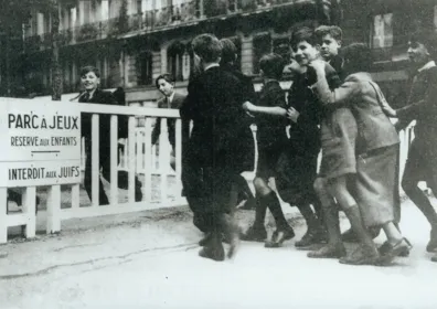 À partir de juillet 1942, les jardins publics sont interdits aux Juifs. De même, ils n’ont plus le droit d’entrer dans un lieu public : les piscines, les musées, les théâtres, les cabines téléphoniques… Paris, 1942.
