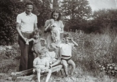 En 1943 et 1944, Bernard Lobel (né en septembre 1940, au premier plan au milieu) et Paul Czernichow (né en avril 1939, au premier plan à gauche) ont trouvé refuge au sein de la famille de Jean et Odette Chevolot. Photo prise en 1944.
