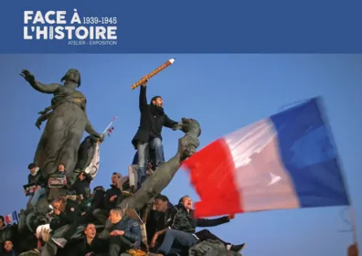 Perché sur la statue « Le Triomphe de la République », située place de la Nation à Paris, un homme brandit un immense crayon, symbole de la liberté d’expression. Photo prise le 11 janvier 2015 lors du grand rassemblement citoyen.