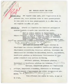 À partir du 3 octobre 1940, le gouvernement de Vichy instaure un « Statut des Juifs ». Le maréchal Pétain annote de sa main le document initial, durcissant les mesures antisémites. Tous les Juifs, étrangers ou français, sont concernés par ces lois d’exclusion. Ils ne pourront plus être ni magistrats, ni officiers. Ils sont exclus des métiers de la police, de l’enseignement, de la presse, du cinéma, du théâtre et de la radio. Ils ne peuvent plus être élus.