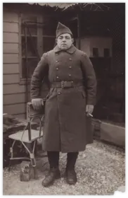Lors de la déclaration de guerre contre l’Allemagne, le père de Rachel, Avram, est engagé volontaire dans l’armée française. Sur la photo, il porte sa tenue militaire. 1939.