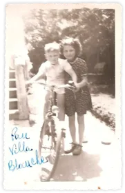 Mireille et son petit frère Jean-Claude. Pau, 1943-1944