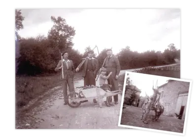 Simon Tennenbaum (au centre et sur la charrette) est né en 1925. Il est ici en compagnie de ses cousins germains. Alors qu’ils n’avaient connu que la ville, ils se retrouvent à vivre à la campagne, comme des paysans. Ils sont cachés à Villevégout près de Guéret dans la Creuse. On leur a prêté une ferme où ils travaillent sous une fausse identité. Ils rentreront à Paris à la fin de la guerre.