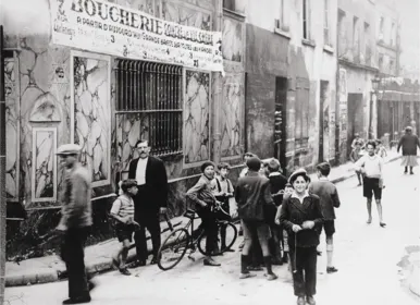 Rue Charlemagne à Paris, dans les années 1930, des enfants jouent devant des commerces juifs.
